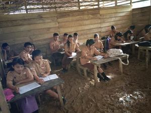 Potret Miris SMA N 3 Huruna yang Rusak dan Becek Mirip Kandang