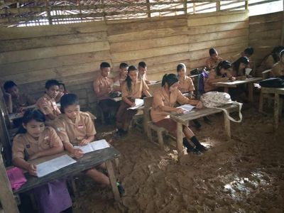 Potret Miris SMA N 3 Huruna yang Rusak dan Becek Mirip Kandang