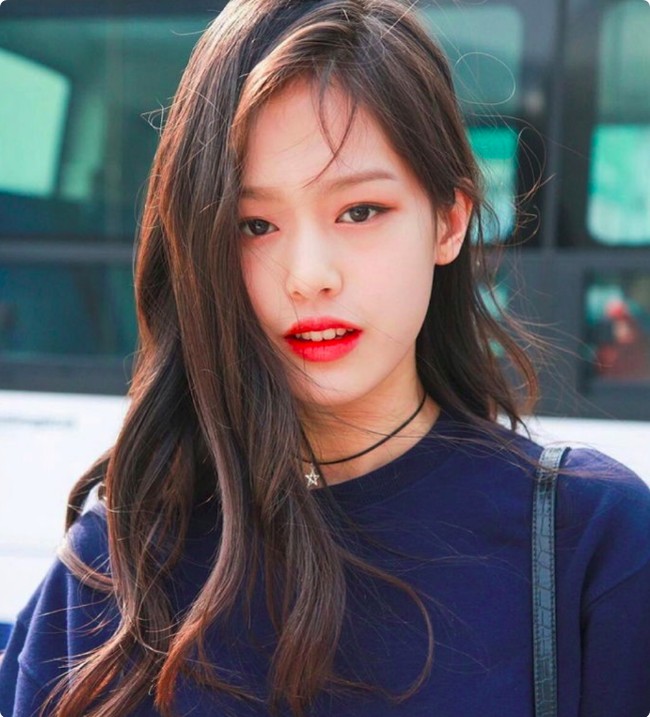 Han Sung Min adalah seorang model sebelum jadi artis drakor (drama korea). Ia pun jadi perbincangan netizen Korea karena punya wajahnyang seperti hybrid atau gabungan dua artis KPop Jennie Blackpink dan Sulli karena foto ini. Foto: Instagram @sungmin_h_01