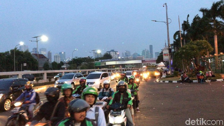 Massa Pro dan Kontra RUU P-KS Bubar, Lalin Depan Gedung DPR Kembali Normal Massa Pro dan Kontra RUU P-KS Bubar, Lalin Depan Gedung DPR Kembali Normal