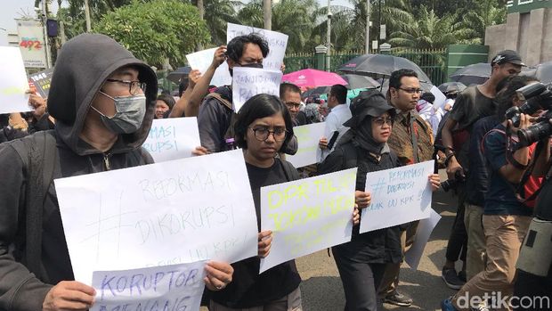 RUU KPK Disahkan, Koalisi Masyarakat Berbaju Hitam Demo di DPR