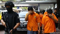 Para tersangka dihadirkan dalam rilis pengungkapan peredaran sabu.