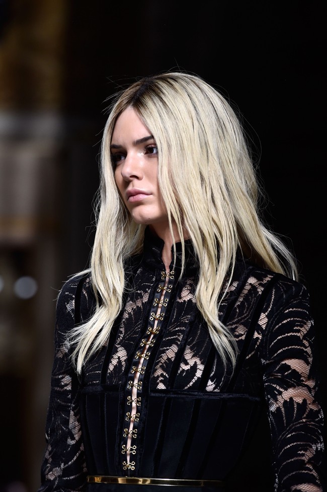 Ini bukan kali pertamanya Kendall bersolek dengan rambut pirang di catwalk. Warna rambut yang sama juga menemani penampilannya di fashion show Balmain pada 2016 silam. Namun, rambut tersebut kabarnya hanya sebuah wig. (Foto: Pascal Le Segretain/Getty Images)
