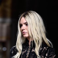 Ini bukan kali pertamanya Kendall bersolek dengan rambut pirang di catwalk. Warna rambut yang sama juga menemani penampilannya di fashion show Balmain pada 2016 silam. Namun, rambut tersebut kabarnya hanya sebuah wig. (Foto: Pascal Le Segretain/Getty Images)