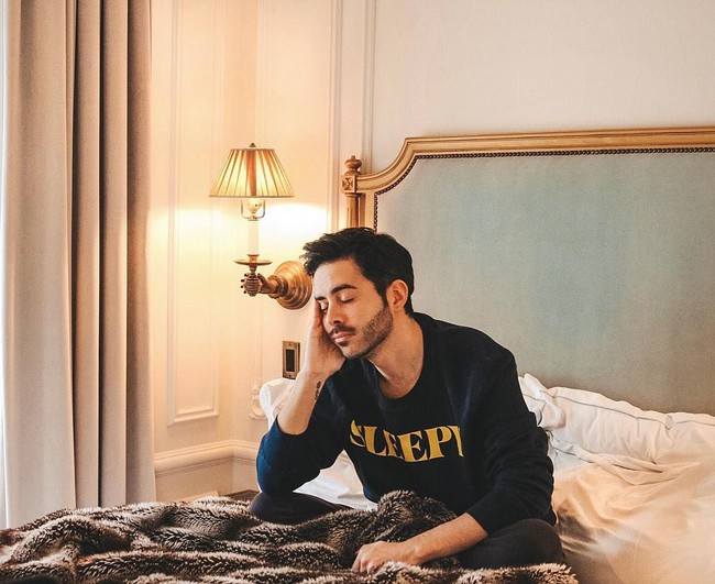 Pria asal London yang berbasis di Los Angeles ini mengungkapkan bahwa ia kerap mendapat tawaran endorse dari hotel, brand koper, maskapai penerbangan hingga brand baju tidur. Foto: Instagram/@followthenap