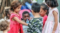 Sebelumnya, para pencari suaka ini kembali menempati trotoar Jalan Kebon Sirih sejak Senin (16/9) malam. Mereka mendirikan tenda dan beraktivitas di sekitar gedung Menara Ravindo, yang merupakan kantor UNHCR.
