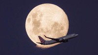 Inilah momen Virgin Australia dengan Boeing 737 saat seperti melintasi bulan. Selain pengetahuan terkait dan peralatan fotografi canggih, Marston tetap banyak bereksperimen untuk mendapat foto sesuai keinginan. (Foto: Michael Marston ePixel Images/CNN)