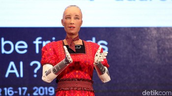 Tak heran momen perbincangan antara Menkominfo Rudiantara dengan Robot Sophia semakin menarik karena kemampuan robot humanoid tersebut merespon pertanyaan dari lawan bicaranya.