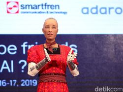 Canggih! Ini Robot Sophia yang Ngobrol Seru Bareng Menkominfo