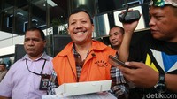 Iwa Karniwa berjalan sambil melempar senyuman kepada awak media.