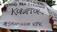 Mereka berunjukrasa di depan Gedung KPK, Jakarta, Selasa (17/9/2019).