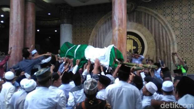 Jenazah Fuad Amin disalati/