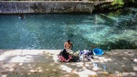 Bagi yang tak bisa berenang tak perlu khawatir karena kolam di pemandian ini tidak terlalu dalam, sehingga aman untuk anak-anak. Selain itu, juga banyak ikan-ikan kecil yang menggigit-gigit kulit mati semacam refleksi.