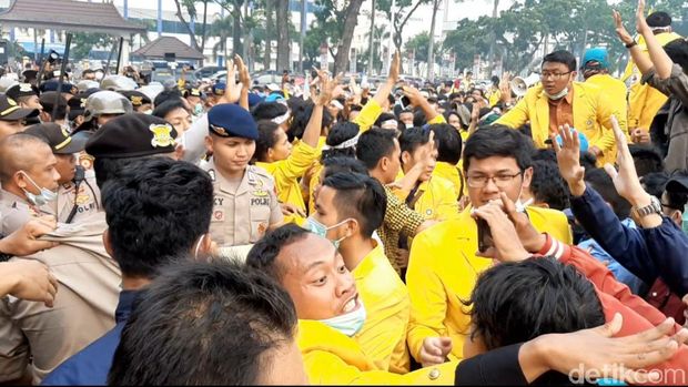 Demo Mahasiswa di Depan Kantor Gubernur Sumsel Ricuh