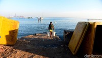 Seorang warga sedang beraktivitas di area sekitar Pelabuhan Rote, Nusa Tenggara Timur (NTT).