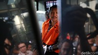 Iwa ditetapkan sebagai tersangka karena diduga menerima suap Rp 900 juta. Duit itu diduga terkait pengurusan Peraturan Daerah tentang RDTR Kabupaten Bekasi.