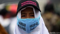 Sebagian peserta aksi mendesak DPR mengesahkan RUU P-KS ini juga tampak membawa payung. Mereka juga mengenakan masker sebagai pelindung wajah.