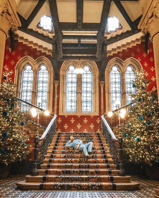 Alex tidak datang dari keluarga kaya. Tapi ia kreatif dan suka kerja keras. Di tengah kesibukannya jadi influencer, dia juga masih bekerja sebagai creative director di industri fashion. Namun berkat ide kreatif menciptakan konten unik, dia bisa menikmati segala kemewahan yang mungkin hanya bisa didapat jutawan dan selebriti. Foto: Instagram/@followthenap