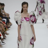 Fashion show koleksi busana terbaru Carolina Herera yang diperagakan di New York Fashion Week Spring 2020, Garden of the Battery, New York. Senin (9/9/2019). Photo by Fernanda Calfat/Getty Images