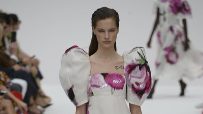 Foto: 10 Gaun Terbaru Carolina Herrera untuk Musim Semi 2020