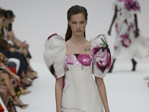 Foto: 10 Gaun Terbaru Carolina Herrera untuk Musim Semi 2020