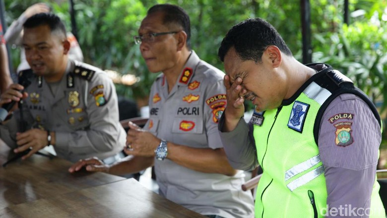 Sambil Nangis, Bripka Eka Cerita soal Aksinya Nemplok di Mobil Sambil Nangis, Bripka Eka Cerita soal Aksinya Nemplok di Mobil