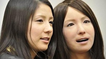 Robot Geminoid. Masih dari Jepang, robot cantik Geminoid yang dikembangkan profesor Hiroshi Ishiguro ini memiliki wajah seperti wanita berusia 20 tahunan. Genimoid memiliki sensor yang dapat menyesuaikan keadaan sekitarnya. Ia dapat menggerakkan leher dan lengannya dan dapat mengubah ekspresi wajahnya. Foto: Istimewa