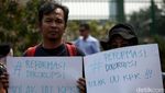 Massa Tolak Revisi UU KPK Gelar Aksi di Depan Gedung DPR