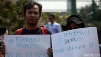 Rapat paripurna dipimpin Wakil Ketua DPR Fahri Hamzah. Berdasarkan hitungan manual, rapat paripurna hanya dihadiri 80 anggota DPR saat dibuka. Meski demikian, Fahri menyatakan ada 289 yang tercatat hadir dan izin dari 560 anggota Dewan.
