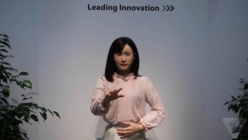 Robot Aiko. Aiko Ichira adalah robot yang dikembangkan perusahaan Toshiba, Jepang. Dia ditugaskan sebagai pramuniaga yang berjaga dan meladeni pengunjung mall. Foto: Istimewa