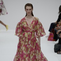 Fashion show koleksi busana terbaru Carolina Herera yang diperagakan di New York Fashion Week Spring 2020, Garden of the Battery, New York. Senin (9/9/2019). Photo by Fernanda Calfat/Getty Images