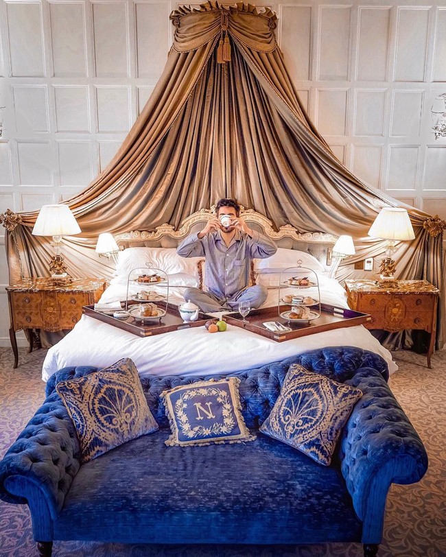 Hanya dalam waktu 18 bulan, Alex sudah mendapat penghasilan £44,000 atau sekitar Rp 769 juta. Selain itu dia juga mendapat kesempatan menikmati fasilitas kamar bernilai puluhan hingga ratusan juta rupiah semalam bak selebriti. Foto: Instagram/@followthenap