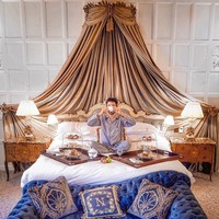 Hanya dalam waktu 18 bulan, Alex sudah mendapat penghasilan £44,000 atau sekitar Rp 769 juta. Selain itu dia juga mendapat kesempatan menikmati fasilitas kamar bernilai puluhan hingga ratusan juta rupiah semalam bak selebriti. Foto: Instagram/@followthenap