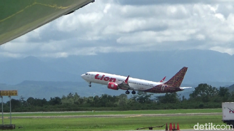 Kabut asap karhutla di Kalimantan membuat penerbangan dari dan menuju ke Sultan Hasanuddin terdampak Kabut asap karhutla di Kalimantan membuat penerbangan dari dan menuju ke Sultan Hasanuddin terdampak. Ilustrasi Lion Air