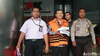 Tersangka kasus dugaan suap terkait proyek Meikarta, Iwa Karniwa keluar gedung KPK usai menjalani pemeriksaan lanjutan.