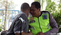 Polsek Pasar Minggu juga masih memeriksa saksi-saksi terkait insiden itu. Prayitno menyebut pelaku masih berstatus terperiksa. Meski belum menetapkan status tersangka, pihaknya mengenakan pelaku dengan Pasal 212 KUHP tentang tindakan melawan petugas. Meski begitu, Prayitno berharap kasus ini dapat diselesaikan secara kekeluargaan.