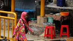 Parah! Halte Bus di Tanah Abang Jadi Warung Makan
