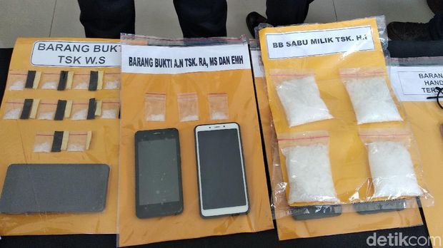 Barang bukti berupa ponsel dan narkoba.