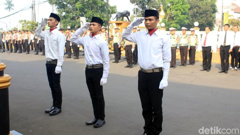 Janjian Berantem, Geng Motor Ini Malah Jadi Petugas Upacara Janjian Berantem, Geng Motor Ini Malah Jadi Petugas Upacara