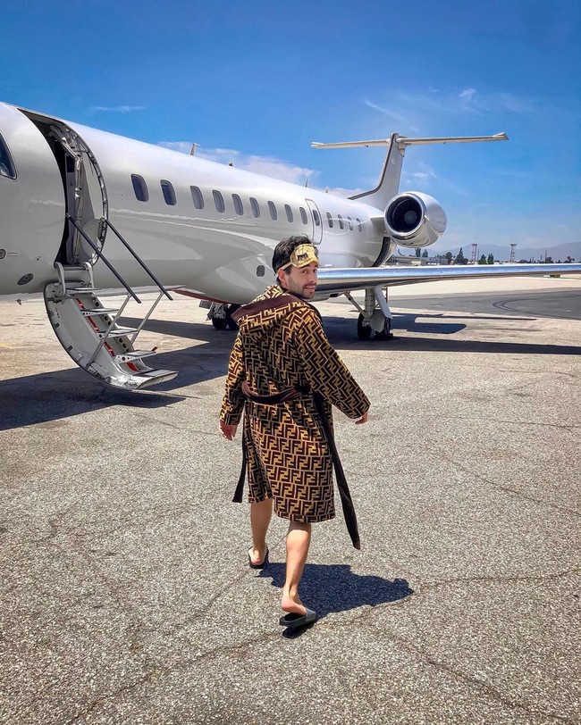 Aku dibayar beberapa ratus juta untuk tidur. Kadang aku bayar sendiri kalau mau bikin konten yang hebat, tapi terkadang mereka memberikannya gratis, dan kadang aku dapat kompensasi dari itu, pungkasnya. Foto: Instagram/@followthenap