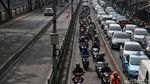 Jangan Ditiru! Pemotor Ini Terobos Busway Demi Hindari Macet