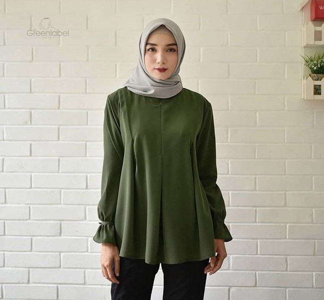 Blus serupa juga ditawarkan toko nabila98. FU BROWN NECI BLOUSE ATASAN WANITA XXL JUMBO 3XL LENGAN PANJANG MUSLIM BASIC BLUS POLOS 3L CASUAL I punya pilihan warna menarik. Item yang diskon dari Rp 65 ribu menjadi Rp 52 ribu tersebut cocok dikenakan dengan rok atau pun celana. Foto: Dok. Shopee