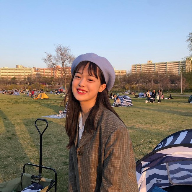 Sebagian lain mengatakan senyumnya mirip dengan Sulli. Karena itu, banyak yang menganggap jika wanita 19 tahun itu memang mirip keduanya. Foto: Instagram @sungmin_h_01