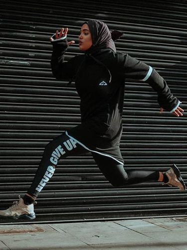 Pelatih Fitness Ini Jadi Model Nike Berhijab Pertama di Inggris