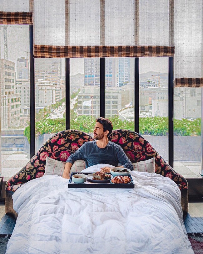 Alex Shannon dikenal sebagai travel influencer yang mengulas hotel-hotel mewah di akun Instagram @followthenap. Konten yang unik dan menarik membuat banyak perusahaan travel dan penginapan mengundangnya untuk mencoba tidur siang dengan fasilitas mewah. Foto: Instagram/@followthenap