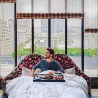 Alex Shannon dikenal sebagai travel influencer yang mengulas hotel-hotel mewah di akun Instagram @followthenap. Konten yang unik dan menarik membuat banyak perusahaan travel dan penginapan mengundangnya untuk mencoba tidur siang dengan fasilitas mewah. Foto: Instagram/@followthenap