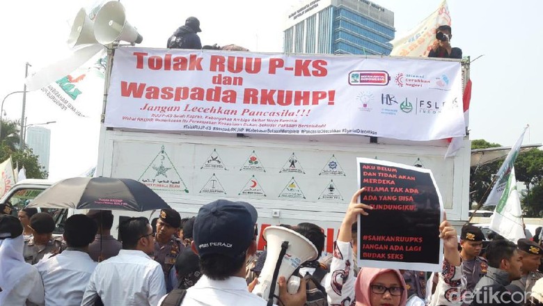 Saling Teriak, Massa Pro dan Kontra Demo RUU P-KS di DPR Berhadapan Saling Teriak, Massa Pro dan Kontra Demo RUU P-KS di DPR Berhadapan