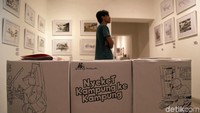 Pengunjung melihat beragam karya yang dipamerkan.