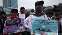 Massa yang beraksi berasal dari sejumlah kelompok seperti Aksi Perempuan Indonesia Kartini dan lain-lain.