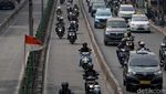 Jangan Ditiru! Pemotor Ini Terobos Busway Demi Hindari Macet